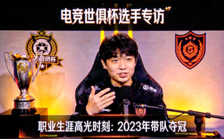 电竞世俱杯选手专访画面，选手在镜头前讲述职业生涯